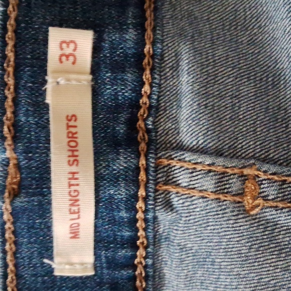 Levi's woman size 33 mid-length denim jean shorts - Picture 4 of 5